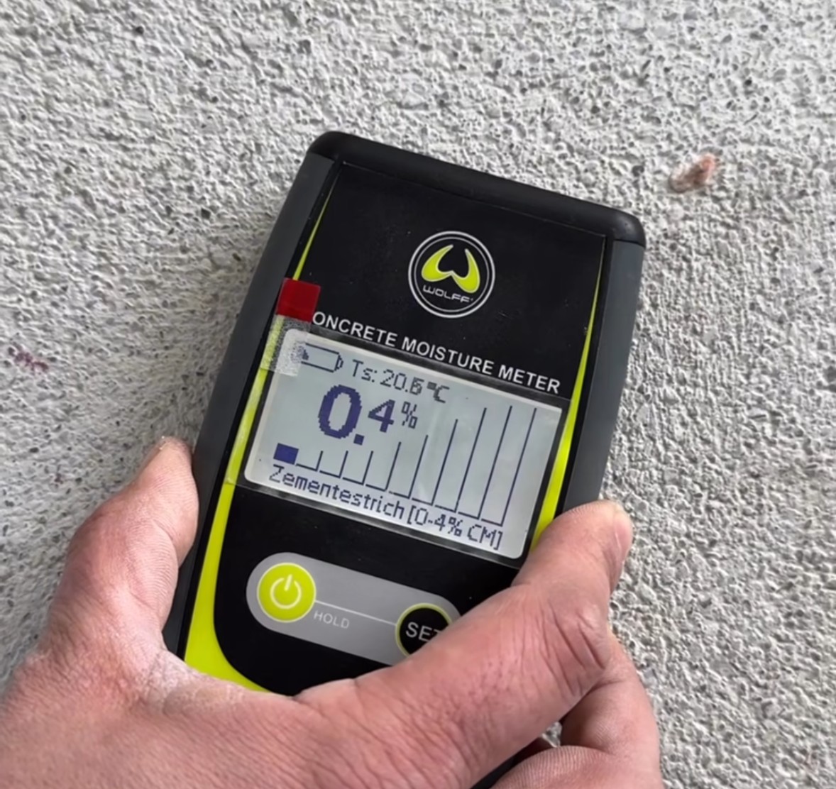 Indicative electronic moisture measurement of cement screed