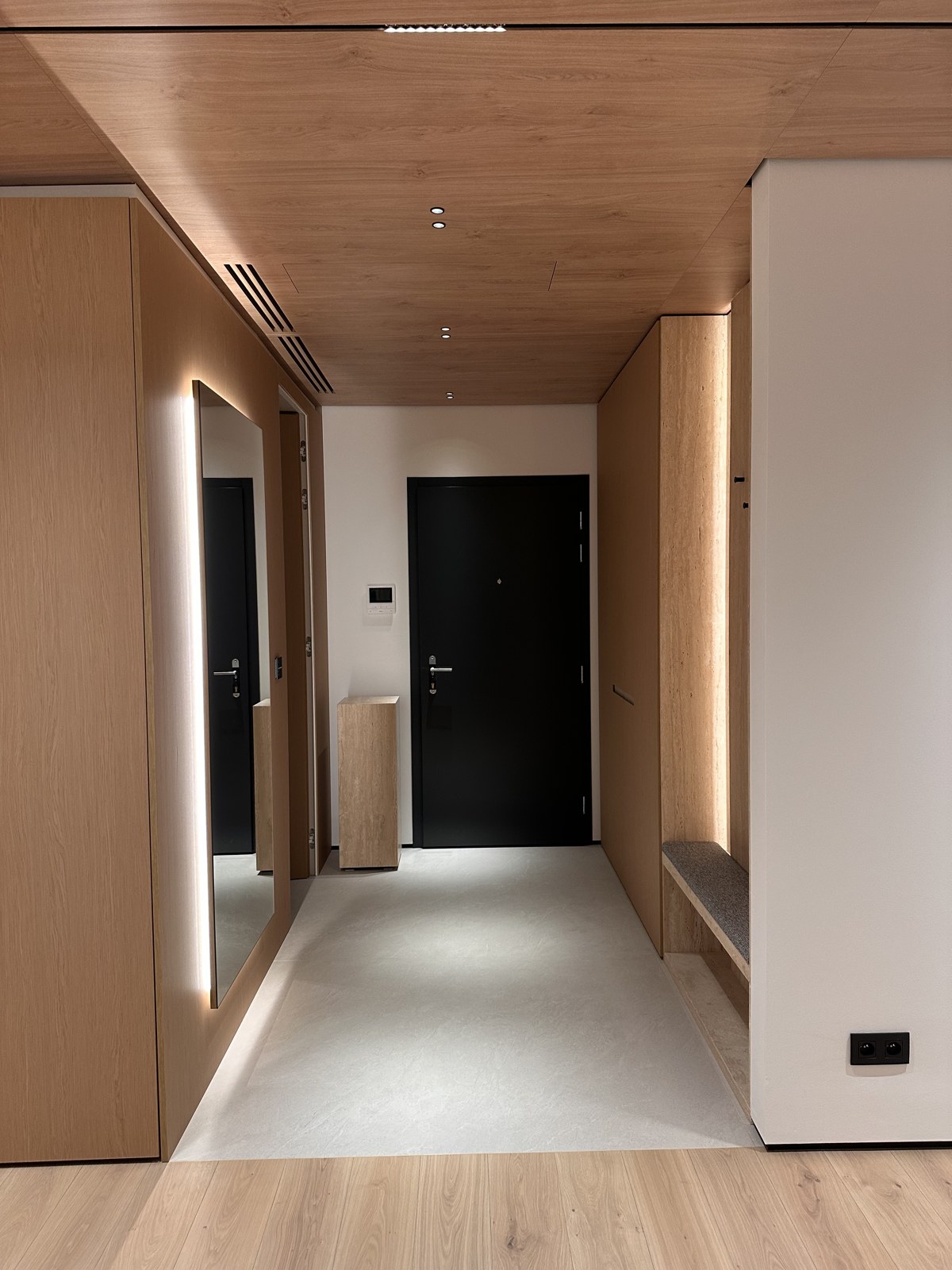 Profile-free junction between wooden and mineral flooring