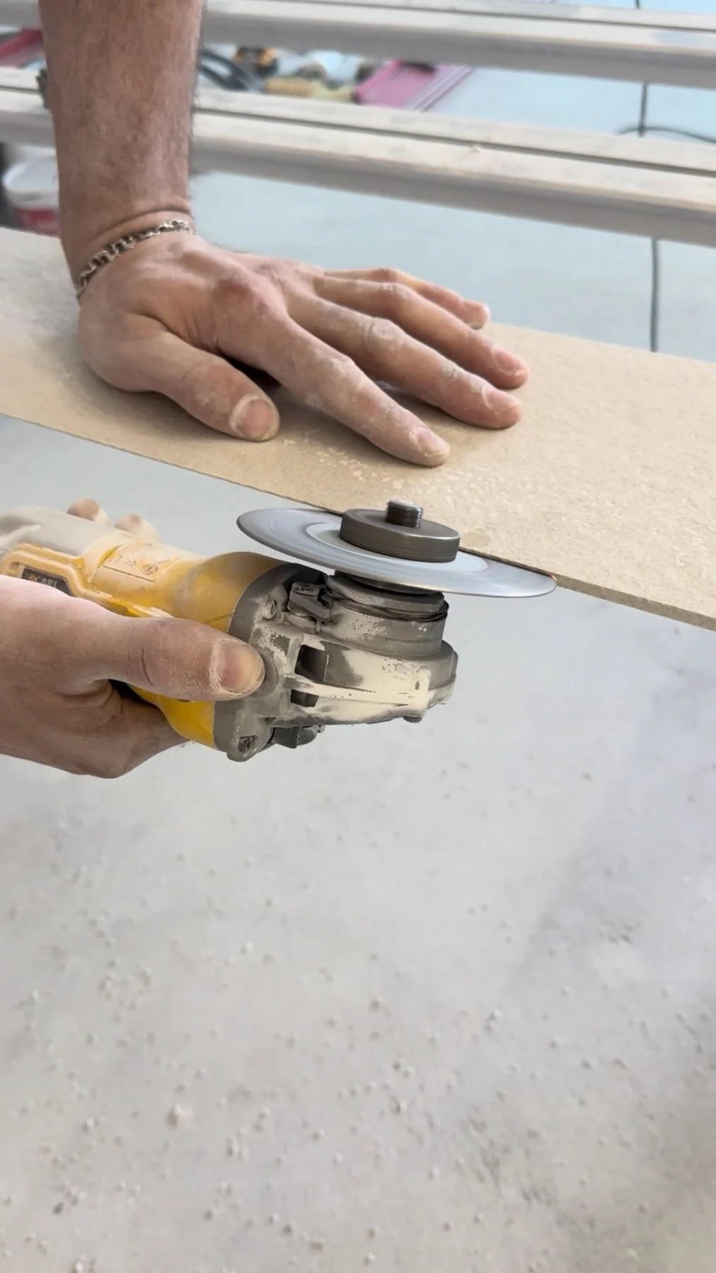 Ručné rezanie keramickej dlažby uhlovou brúskou pri realizácii kúpeľne byMOOD